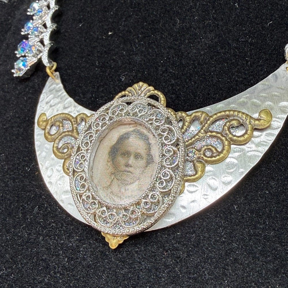 🌟Adorned Crown Jewelry assemblage rhinestone filigree female image bib necklace - Picture 5 of 10